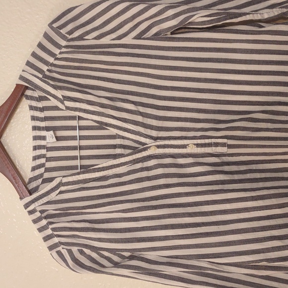 SLIGHTLY USED OLD NAVY LONG SLEEVE BUTTON SHIRT VERTICAL STRIPES SIZE XS - Picture 3 of 14